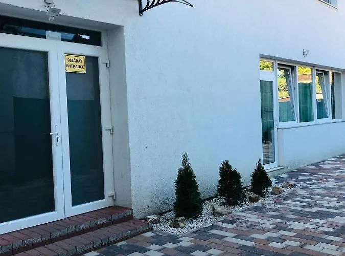 Mira * Ντέμπρετσεν